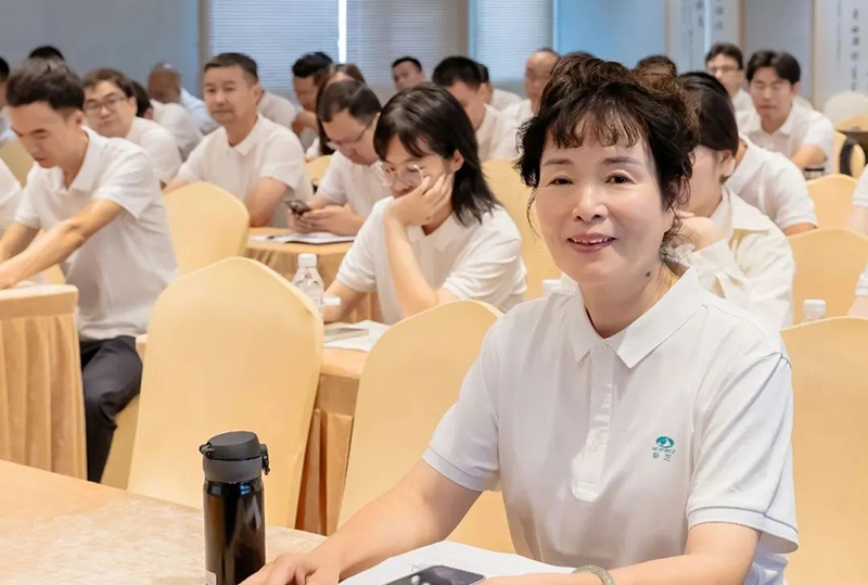 董事长周芳女士