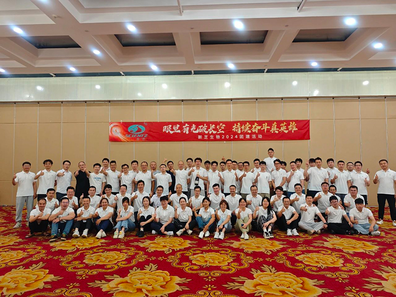 J9九游会生物团建合影